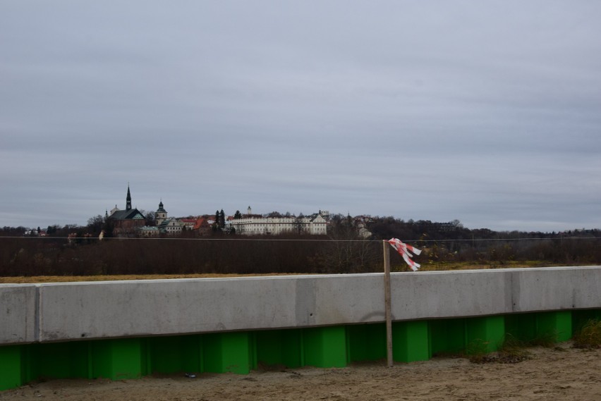 Betonowy mur na  wale opaskowym w prawobrzeżnej części...