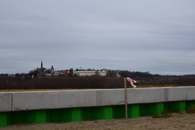 Betonowy mur na  wale opaskowym w prawobrzeżnej części Sandomierza przy Wiśle już prawie gotowy. Obecnie prowadzone są prace na ostatnim odcinku ulicy Mostowej.