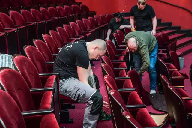 W Teatrze Polskim w Bydgoszczy trwa demontaż foteli na widowni i balkonie. Wkrótce pierwsi szczęśliwcy odbiorą teatralne siedziska, jakie udało się im kupić w pierwszej transzy wyprzedaży. Warto śledzić stronę www i Facebook TPB, który wkrótce poinformuje, ile jeszcze foteli zostało do nabycia