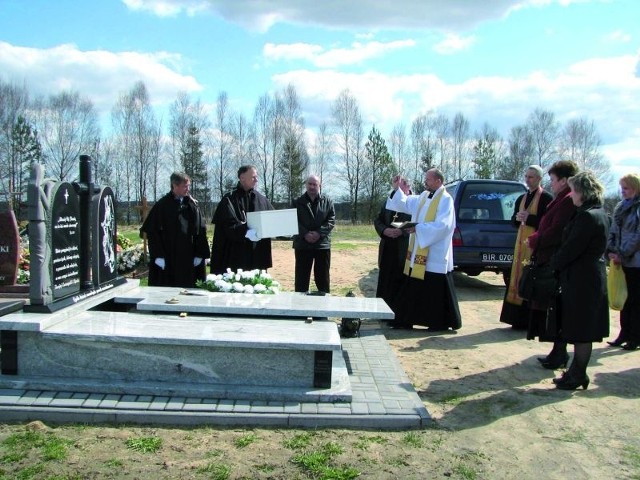 Szczątki nienarodzonych dzieci złożono w grobowcu na bielskim cmentarzu przy szosie do Narwi