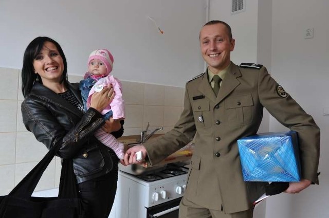 Mł. chor. Paweł Omelańczuk wraz z żoną Małgorzatą i córeczką pospieszyli od razu obejrzeć pierwsze naprawdę własne mieszkanie. Choć jeszcze puste... 