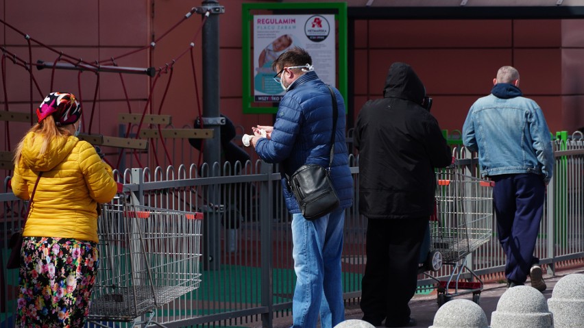 Wieki Piątek. Ogromne kolejki przed sklepami spożywczymi w Białymstoku [ZDJĘCIA, WIDEO]