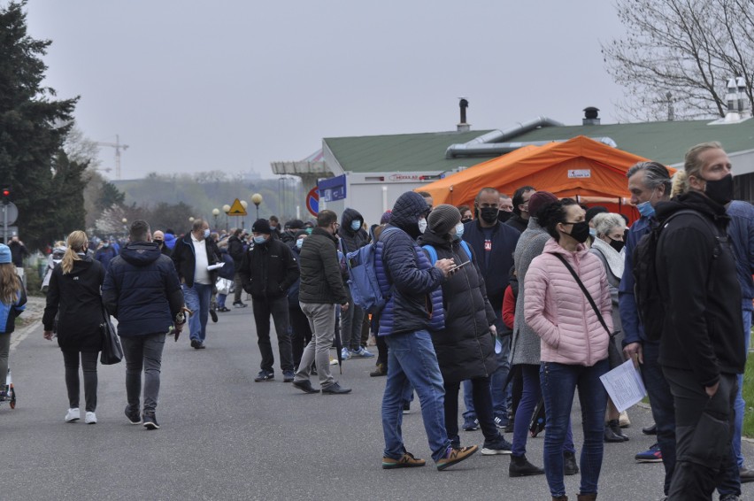 Tysiące ludzi w kolejce na szczepienie przed tymczasowym...