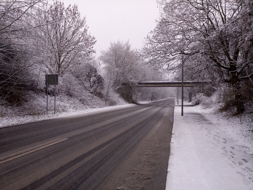 Śnieg na drogach Szczecina i regionu. Trzeba zachować szczególną ostrożność [WIDEO]