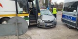 Tragiczne zderzenie opla z autobusem w Słupsku. Cztery osoby, w tym dwoje dzieci, trafiły do szpitala. Kierująca zmarła