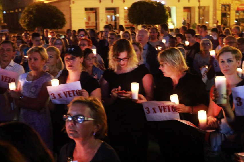 Tłum na Rynku Nowego Sącza: Wolne sądy - wolny naród [ZDJĘCIA]