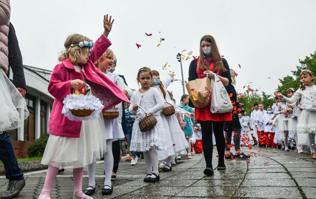 Uroczystość Najświętszego Ciała i Krwi Chrystusa (Boże Ciało) odbędzie się w czwartek, 3 czerwca. Podobnie, jak w roku ubiegłym, procesje będą miały skromniejszy niż zwykle charakter. Sprawdziliśmy, jak będzie w Bydgoszczy.