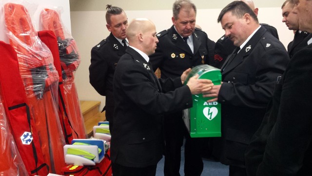 Strażacy odbierają nowy sprzęt do ratownictwa medycznego