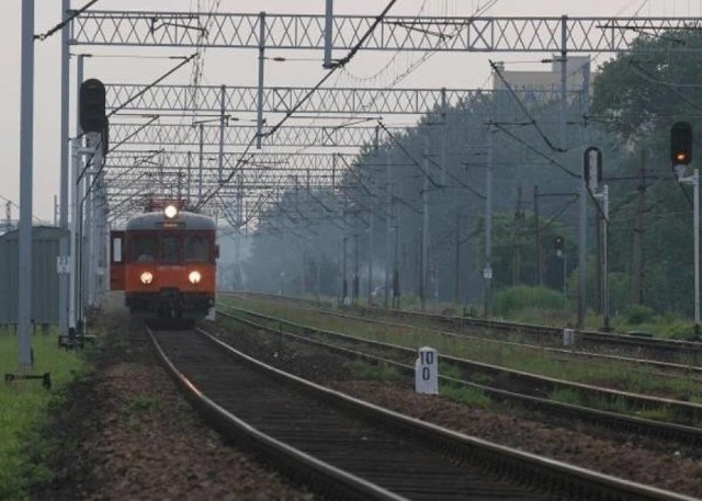 Na miejscu nadal trwają działania służb. Występują też utrudnienia w ruchu pociągów.