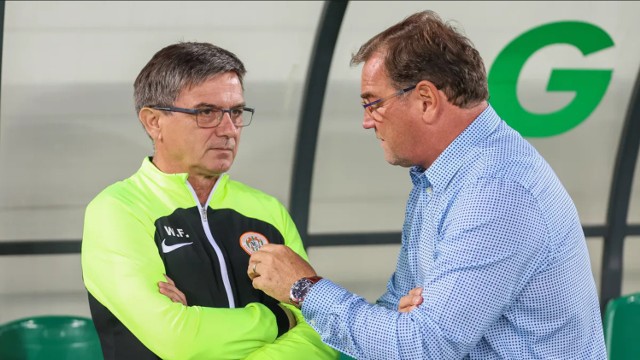 W meczu KGHM Zagłębie Lubin - Górnik Zabrze spotkają się dwaj najstarsi pracujący obecnie trenerzy w lidze: 61-letni Waldemar Fornalik (z lewej) i rok starszy Jan Urban