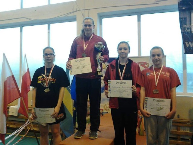 Sylwia Bancer na najwyższym stopniu podium.