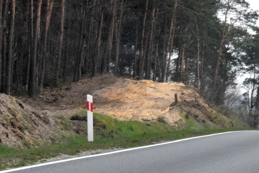 Wiosną ruszyła budowa ścieżki pieszo-rowerowej przy drodze...