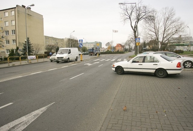 Tylko nieliczni kierowcy, którzy chcą pojechać w kierunku centrum miasta, najpierw jadą na pobliskie rondo. Większość łamie przepisy, przejeżdżając przez ciągłą linię.