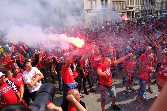 Elana Toruń - Widzew Łódź w sobotę. Wielki mecz i wielka przyjaźń kibiców obu drużyn. Fani Widzewa na stadion przemaszerowali spod pomnika Kopernika na Rynku Staromiejskim. Mamy dla was zdjęcia kibiców Widzewa Łódź.