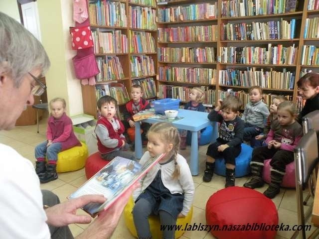 Pracownicy łabiszyńskiej biblioteki przekazują dzieciom miłość do książek