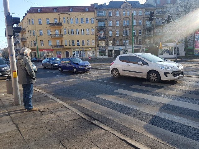 W piątek, około godz. 10.30 przed przejściem dla pieszych przez ulicę Grunwaldzką zderzyły się trzy samochody.