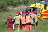 Wypadek w Stalach. Mercedes uderzył w betonowe bariery, które rozpruły auto. Dwie osoby ranne