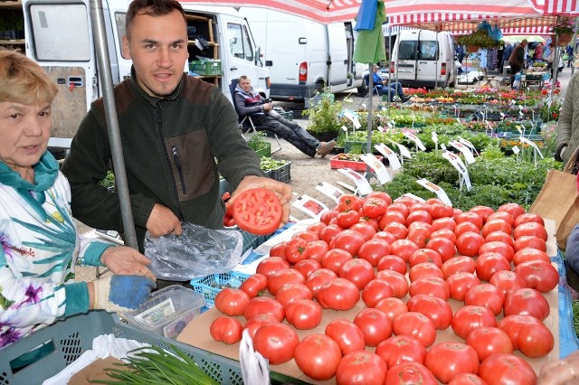 Na placu targowym są warzywa i owoce duża oferta pomidorów