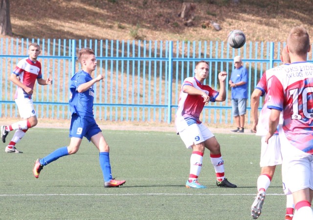 Piłkarze włocławskiego Lidera (biało-czerwone stroje) po dobrej grze w pierwszej połowie spotkania pokonali Szubinianką.