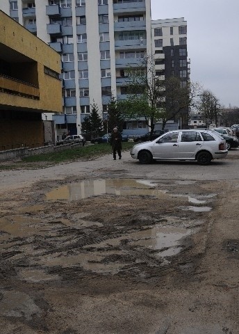 Tak wyglądają miejsca parkingowe, na których auta zostawiają...