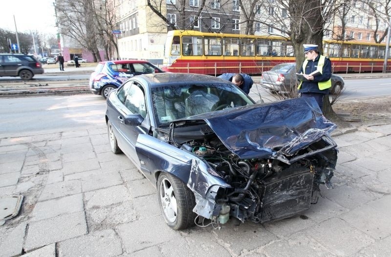 Wypadek na Zachodniej. Samochód zderzył się z tramwajem