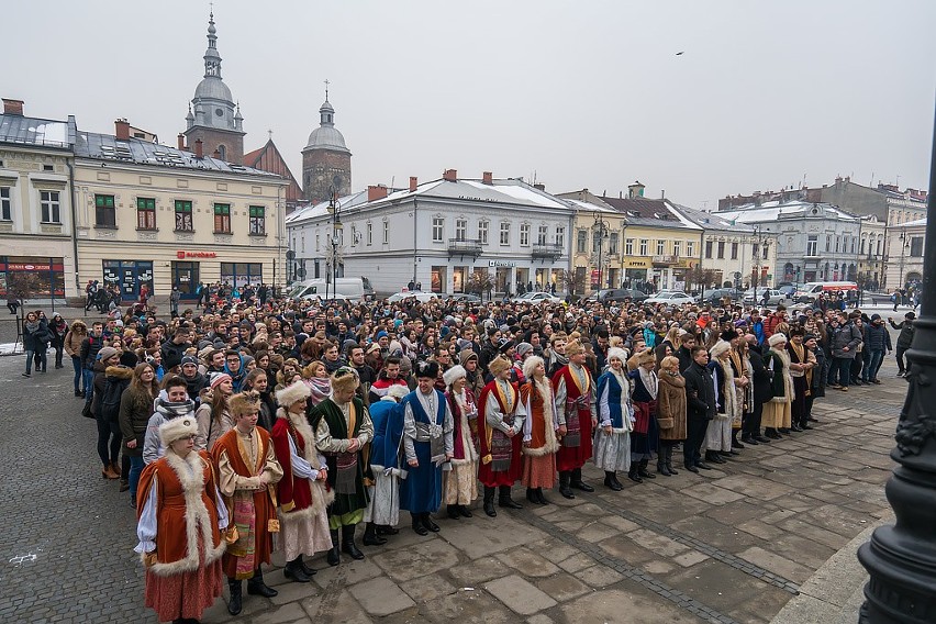 Jubileuszowy Polonez sądeckich maturzystów przed ratuszem