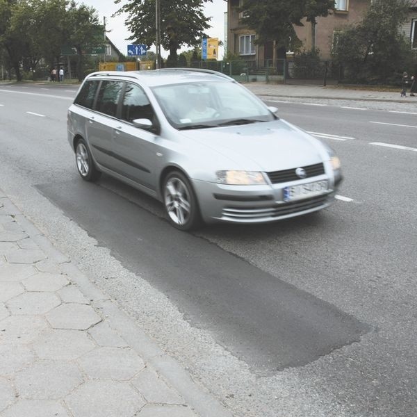 o wyrwach na ulicy Wasilkowskiej została tylko łata. Drogowcy wylali asfalt przed wjazdem w ulicę Zawadzką. Teraz kierowcy mogą tędy śmiało jechać.