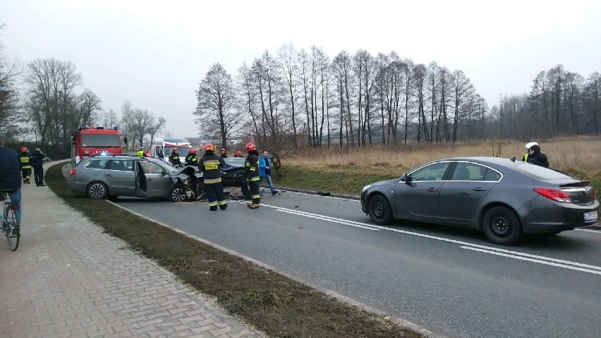 Wypadek koło Tomaszowa Mazowieckiego. Zderzenie dwóch aut. Pięć osób w szpitalu. Wśród poszkodowanych matka z dzieckiem [ZDJĘCIA]