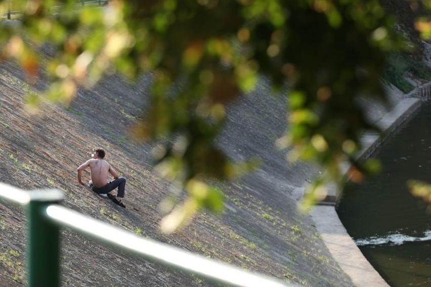 Wrocław: Mężczyzna chciał wskoczyć do Odry. Rozmawiał z nim negocjator (ZDJĘCIA)