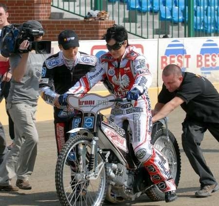 Dla Agnieszki Rylik to pierwsza w życiu przejażdżka na żużlowym motocyklu. Wskazówki Grzegorza Walaska bardzo się przydały.