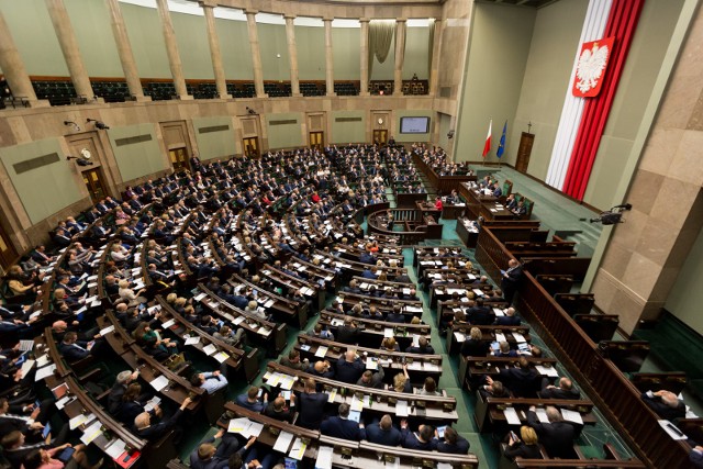 Zawodowi posłowie, których jest zdecydowana większość, otrzymują prawie 10 tys. zł brutto miesięcznie.