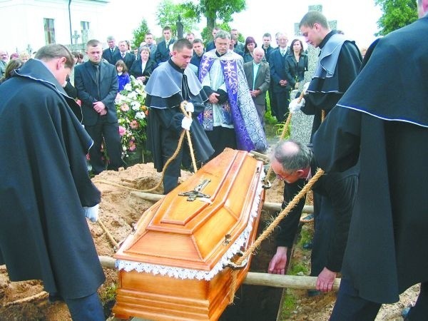 Rodzina zjechała się, ale nie na odpust, a na pogrzeb taty - mówi Artur Jakubowski, syn zmarłego. - Nie wiem, jak człowiek, który nigdy nie chorował, mógł umrzeć w szpitalu. I to z powodu złamania nogi.