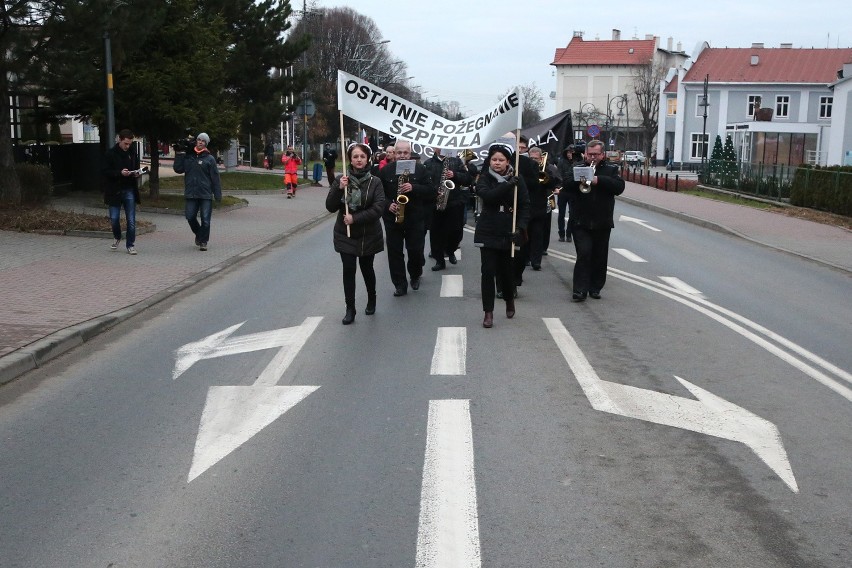 Symboliczny pogrzeb szpitala w Trzebnicy. Kondukt pogrzebowy...