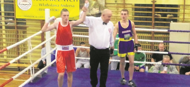 Ernest Bzduch (z lewej) po zwycięstwie w finałowej walce w kategorii 56 kilogramów z Dawidem Suchockim.