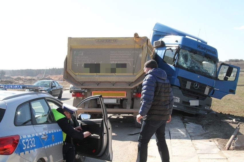 Wypadek ciężarówki i auta osobowego w Brzegach. Trzy osoby ranne 