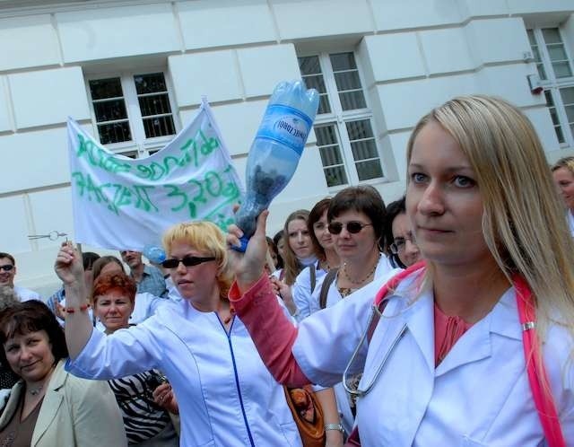 Protesty pielęgniarek przyniosły efekty, ale wywalczone niewielkie podwyżki nie rozwiązują problemu emigracji