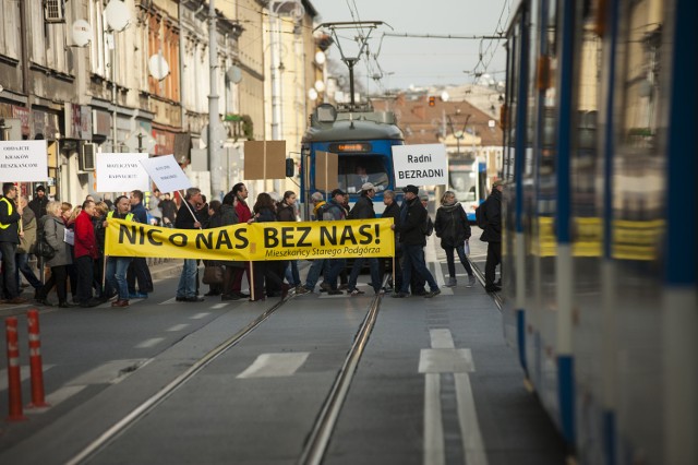 05.11.2016 krakow ul kalwaryjska protest mieszkanow podgorza przeciwko zarzadzeniu zikit zabraniajacemu parkowania na ulicach starego podgorzafot. wojciech matusik / polskapresse gazeta krakowska