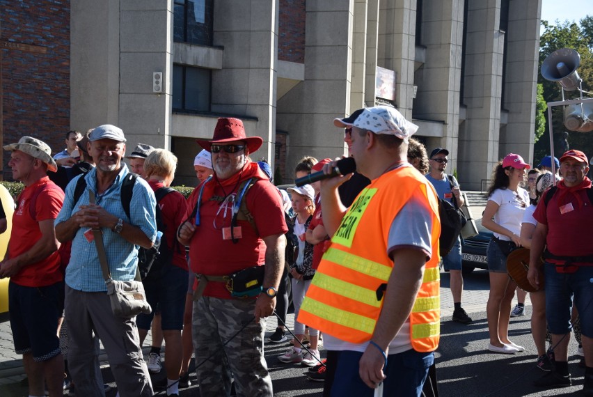 Oświęcimscy pątnicy w pięciu grupach z dekanatów:...