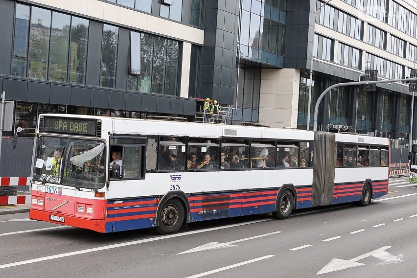 Parada autobusowa, zwiedzanie zajezdni, czyli świętujemy 140. rocznicę komunikacji miejskiej w Szczecinie [ZDJĘCIA]  