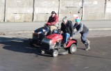 WOŚP 2020 Gorlice. Wielkoorkiestrowy kręciołek z wyścigiem kosiarek. Na starcie stanęły też poczciwe maluchy i motory z koszem [FOTO, WIDEO]