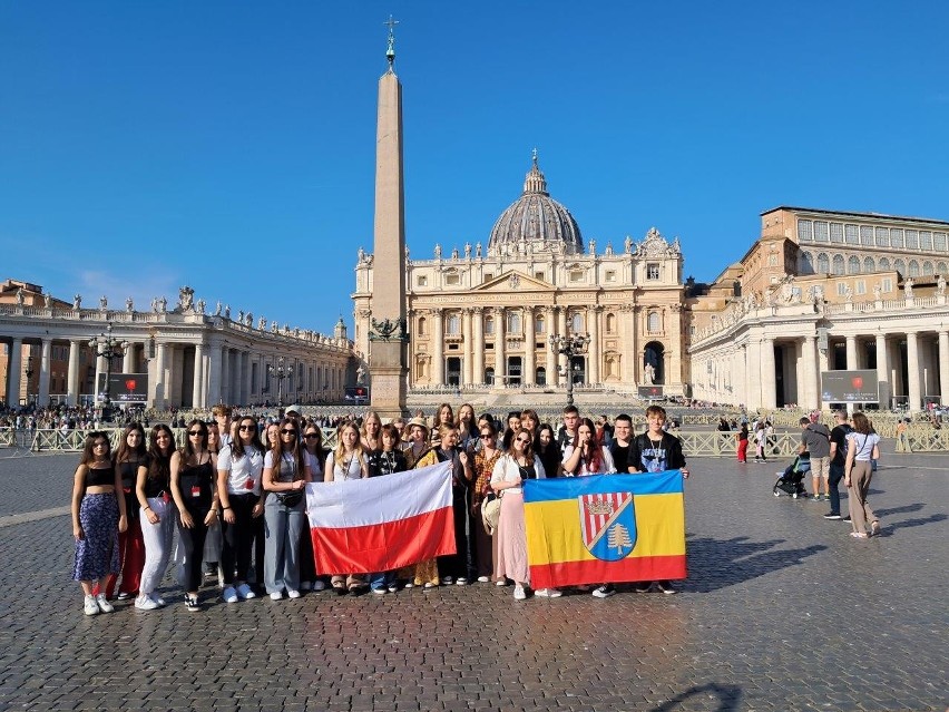 Uczniowie na Watykanie na placu świętego Piotra