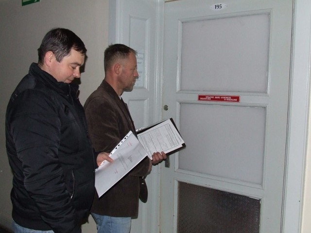 Na zdjęciu: Mieszkańcy gminy Biesiekierz przed złożeniem list z podpisami o przeprowadzenie referendum w sprawie odwołania wójta do komisarza wyborczego w Koszalinie. 