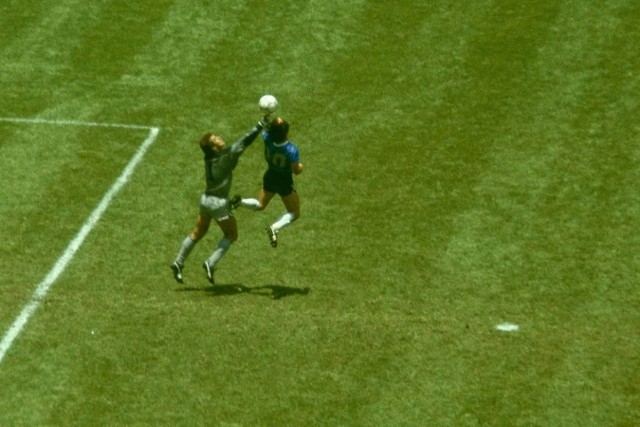 „Ręka Boga” Diego Maradony pozwoliła zdobyć bramkę w wygranym 2:1 ćwierćfinale Argentyny z Anglią na mundialu 1986 w Meksyku