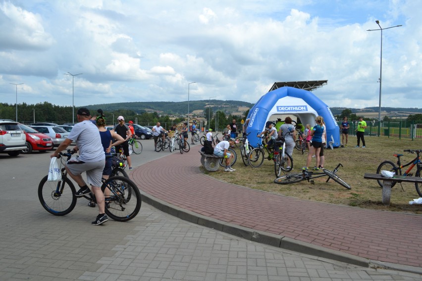 Rodziny na rowerach okrążyły gminę Strawczyn. Odwiedziły ciekawe miejsca i miło spędziły czas