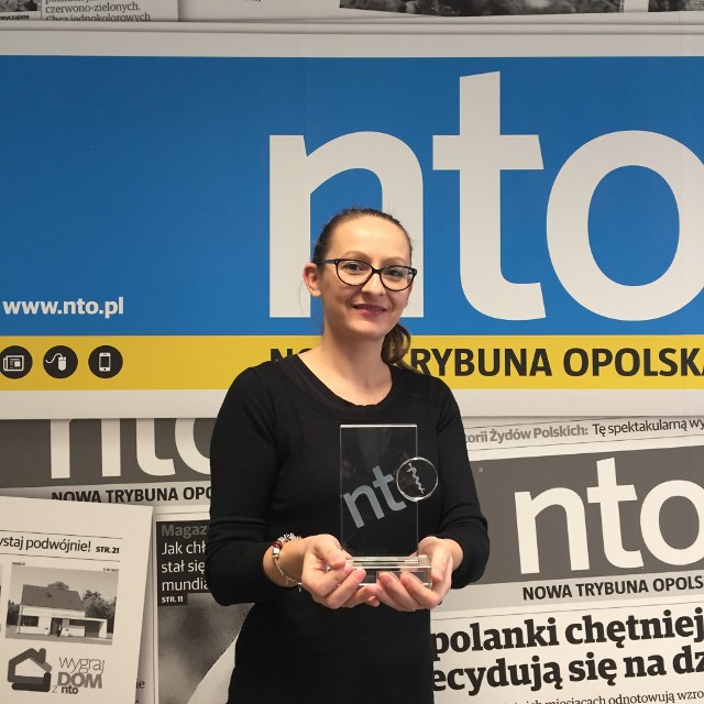 Anna Geisler z działu marketingu nto prezentuje statuetkę projektu Andrzeja Czyczyły dla laureatów ścisłego finału.