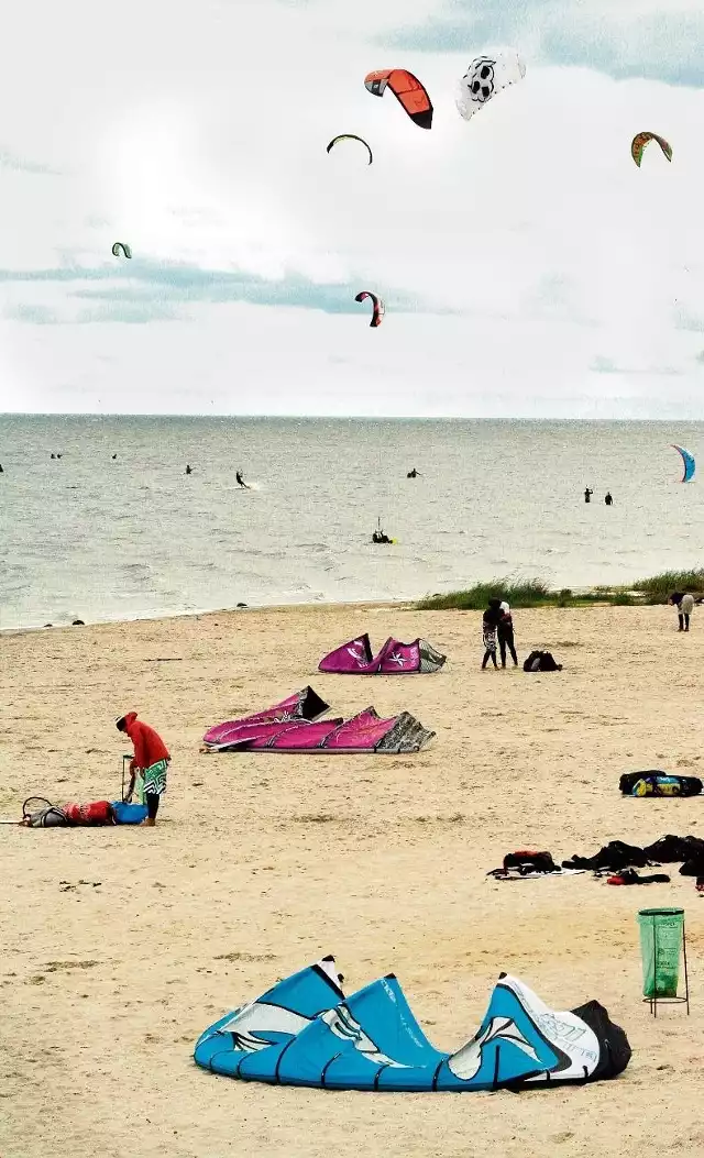 Nadzatokową plażę w Pucku pokochali kitesurferzy