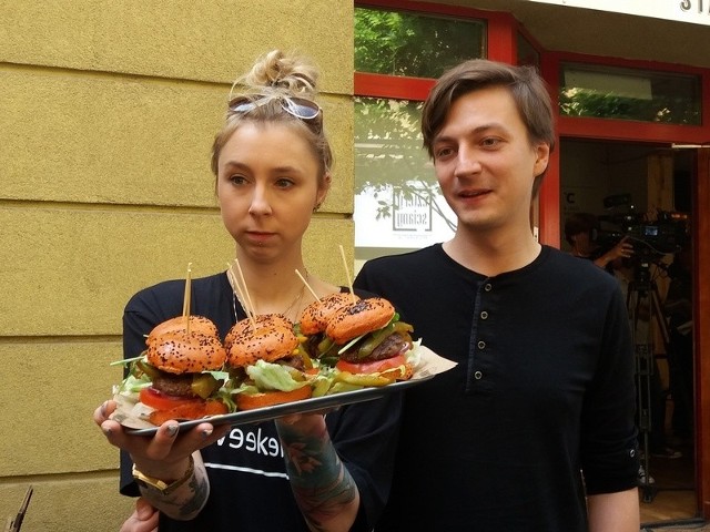 Konferencja zapowiadająca Łódzki Festiwal Burgerów odbyła się w Gastromachinie, lokalu specjalizującym się w burgerach. Ich kultowa "Maczeta" będzie jedną z festiwalowych propozycji. Na zdjęciu Ola Zawada i Piotr Andrzejewski.