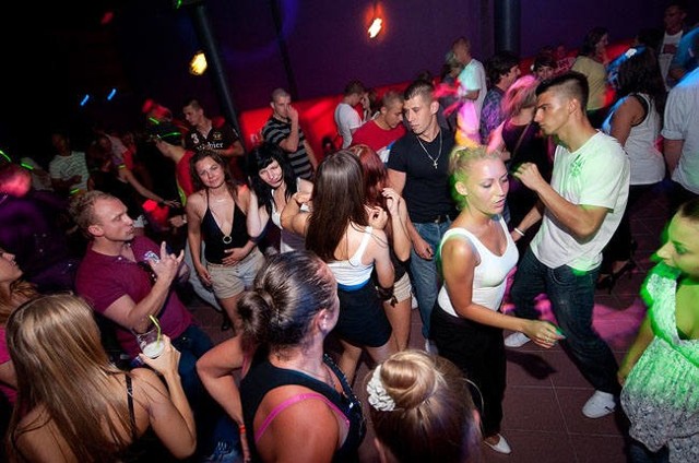 Pamiętacie Disco Plaza Club w Mielnie? Przypominamy zdjęcia z imprez w tym miejscu w 2011 roku.