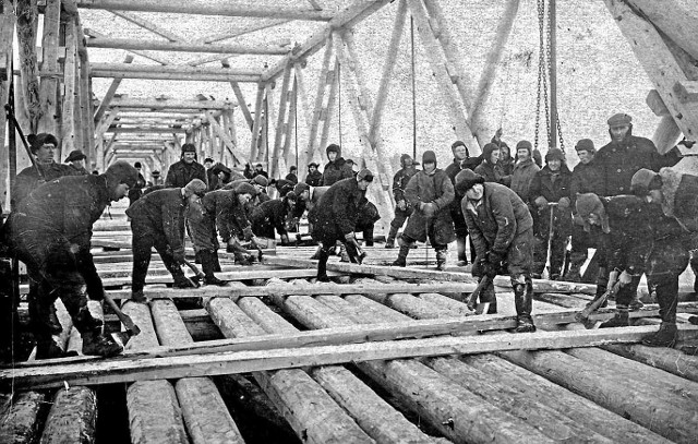 Więźniowie budują most