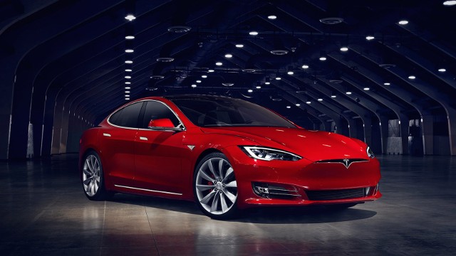 Tesla Model S Liftback dzięki modernizacji upodobnił się do oferowanego Modelu 3 i Modelu X. Zdecydowano się na rezygnację z atrapy chłodnicy, a reflektory wykorzystują technologię LED.Fot. Tesla